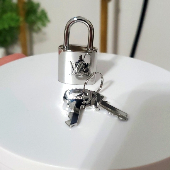 Louis Vuitton Accessories - BN LOUIS VUITTON SILVER LOCK AND TWO KEYS